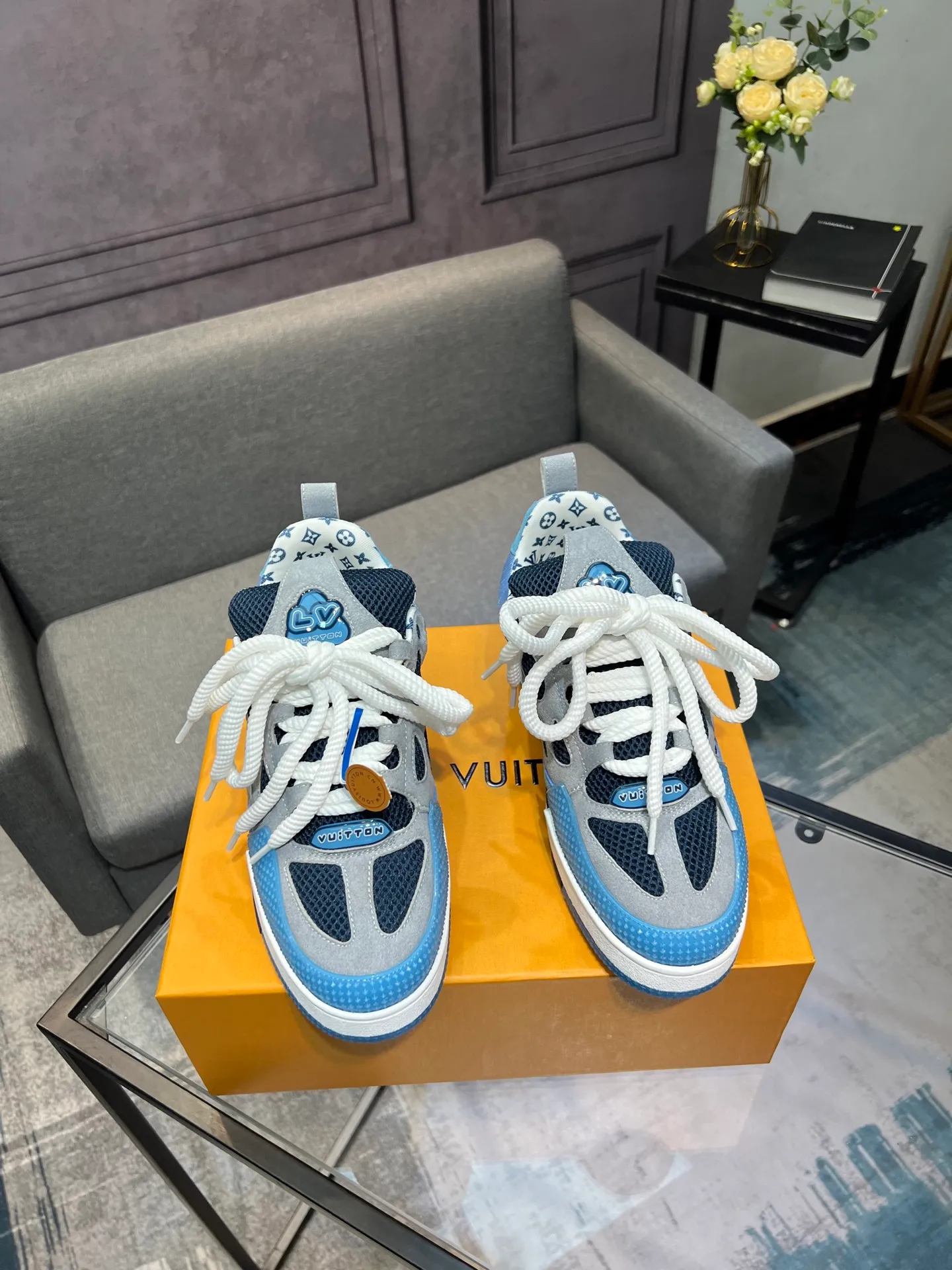 Men's men's shoes💰800 LV top version new style purchasing quality LV~Louis Vuitton LV TRAINER's best-looking sneakers, donkey brand strongly promotes new products, official website limited edition retro basketball sneakers! Both high-top and low-top models spent money to purchase 1:1 accurate reproductions of the originals. The details are invincible and full of sincerity. The imported custom-made original cowhide leather is the same as the original package. The details are 100% restored. The private model customizes the original one-piece TPU outsole. It is different from other brands. Without the original version, this effect cannot be achieved!                Men's and women's models 35-40 39-45 (46 is custom-made and cannot be returned or exchanged)
